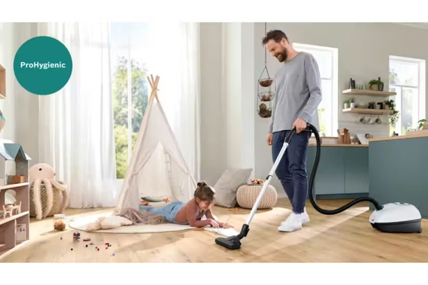 Bosch Series 4 Bagged Vacuum Cleaner | White
